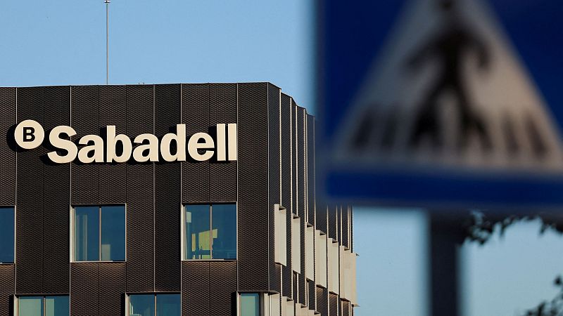 El BBVA actualiza su OPA sobre el Sabadell con un pago de 0,29 euros y una acción por cada 5,019 del banco catalán