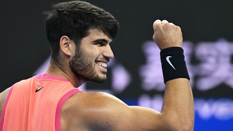 Carlos Alcaraz juega su mejor tenis para imponerse a Sinner en la final de Pekín