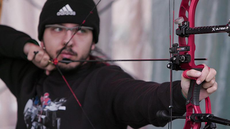 Adrin Martnez, arquero espaol, desafa su discapacidad para alcanzar la cima del deporte