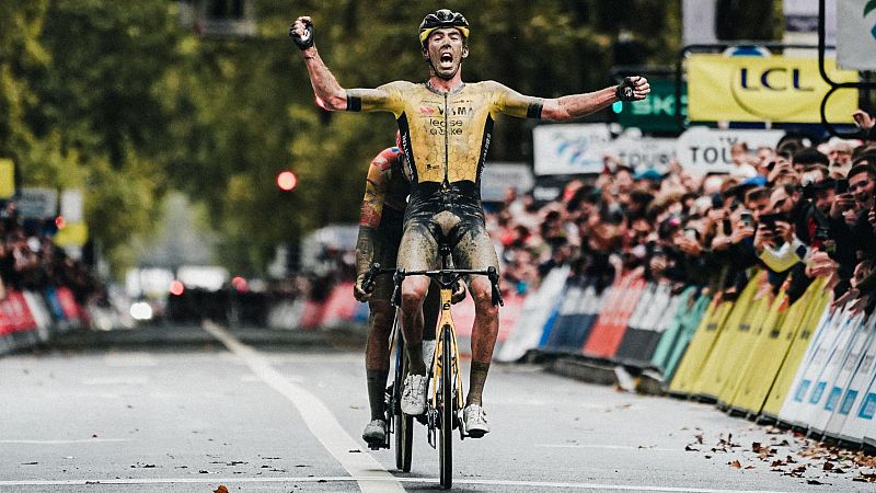 Christophe Laporte triunfa en una París - Tours marcada por la lluvia y el barro