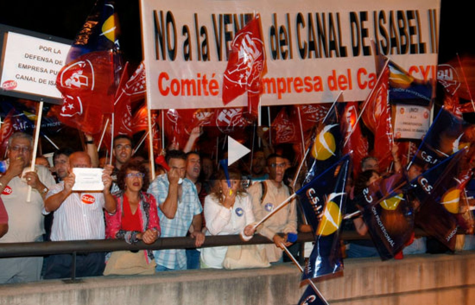 La presidenta de Madrid, Esperanza Aguirre, ha sido abucheada en la inauguración de un espacio escénico, Los Teatros del Canal, por su intención de privatizar la empresa del agua de Madrid, el Canal de Isabel II.