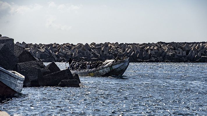 Varios migrantes a su llegada al puerto de La Restinga, en El Hierro, este septiembre