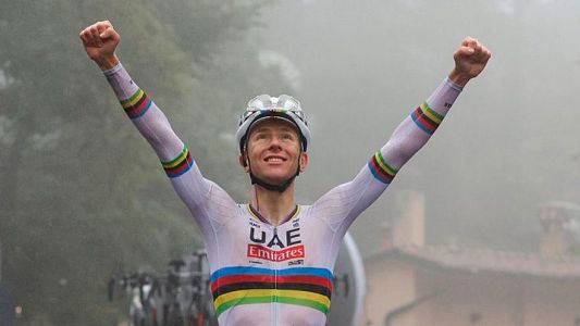 Pogacar celebra el triunfo en el Giro dell'Emilia