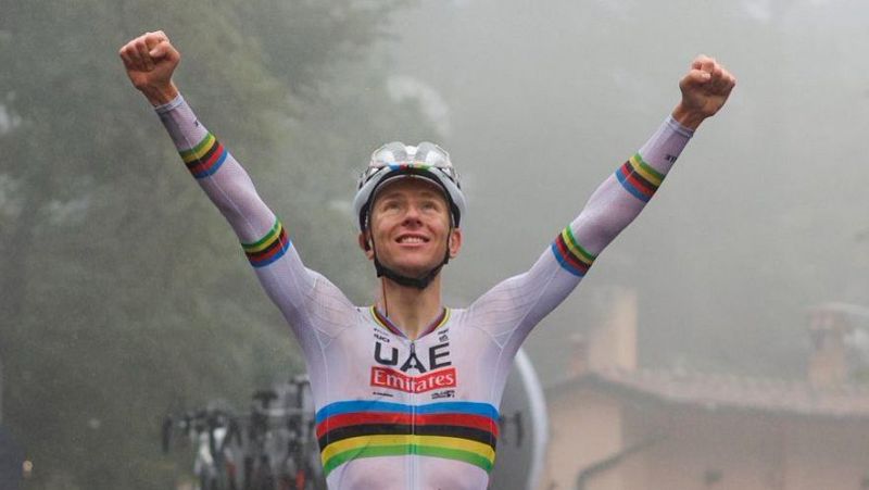 Pogacar celebra el triunfo en el Giro dell'Emilia