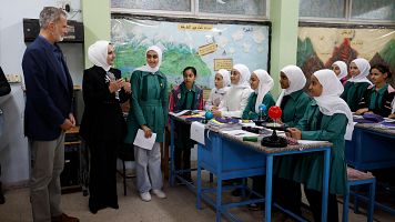 Felipe VI conoce un centro escolar para nias durante su visita este domingo al campo de refugiados palestinos de Baqa'a