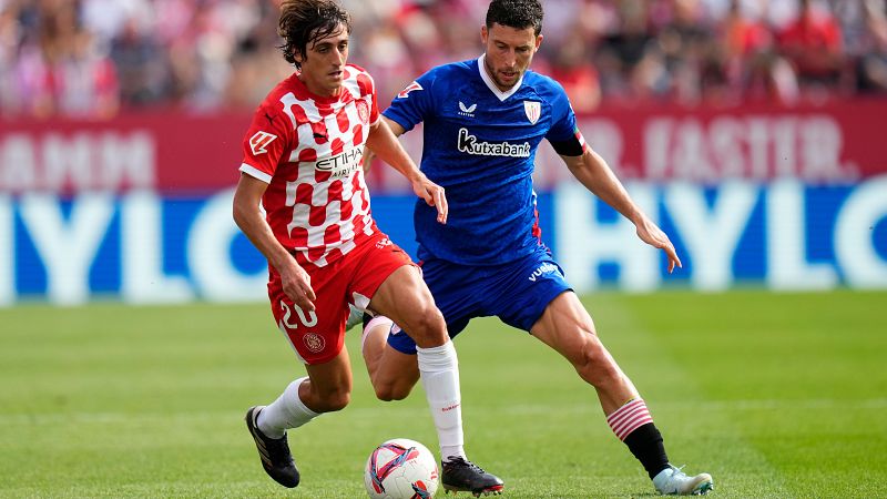 Bryan Gil (i) disputa un baln con el defensa scar de Marcos (d) durante el partido Girona-Athletic Club.