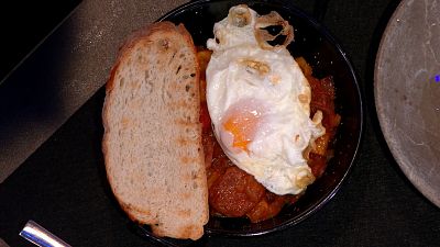 Receta de huevos a la riojana con pan tostado y peras al vino tinto: �Para chuparse los dedos!
