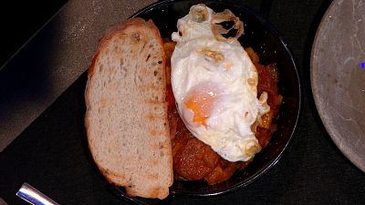 Receta de huevos a la riojana con pan tostado y peras al vino tinto: Para chuparse los dedos!