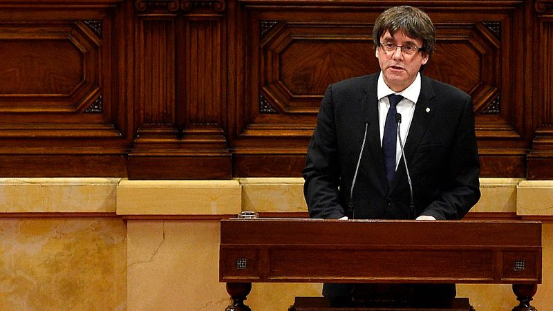 Puigdemont declara la independencia de Cataluña y la suspende para buscar el "diálogo" y la "solución acordada"