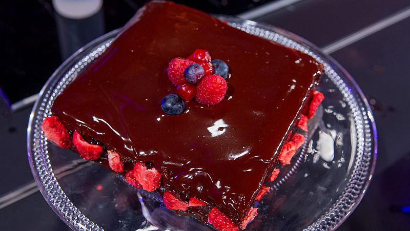 Receta de tarta Sacher de chocolate, fresas y arndanos de Marina Rivers en MasterChef Celebrity 9