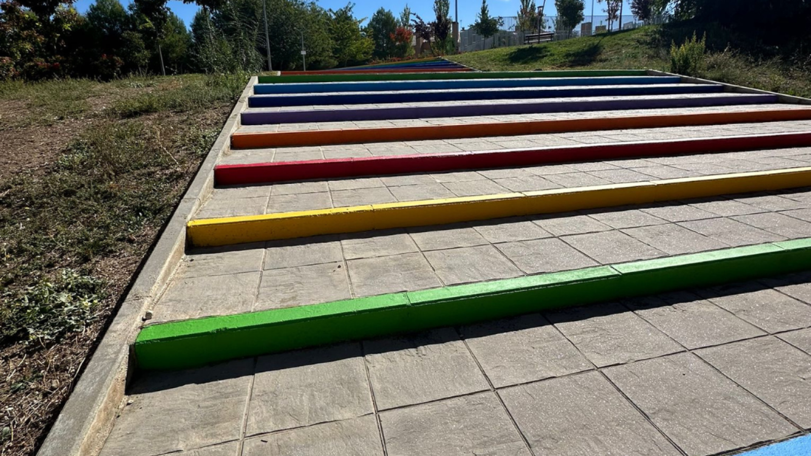 Una escalera de colores cambia la vida de una niña en Madrid | Ver