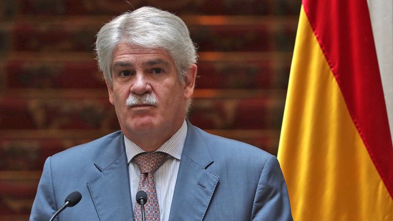 Dastis reitera a Puigdemont que hay espacio para el diálogo pero dentro de la Constitución