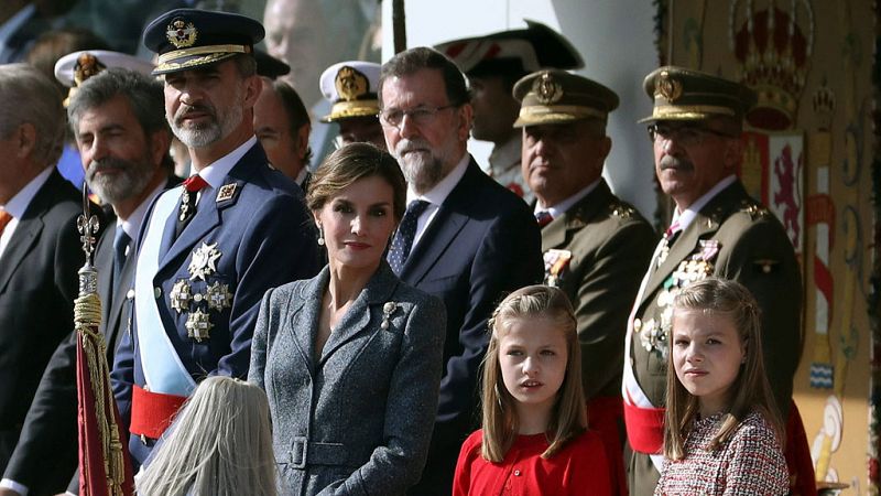Los reyes presiden el desfile del 12 de octubre con "vivas" a España en medio de la crisis catalana