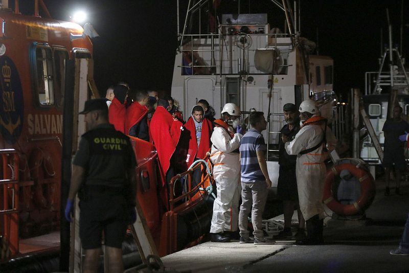 Salvamento Marítimo rescata a 38 adultos y un niño de dos pateras en la costa de Almería