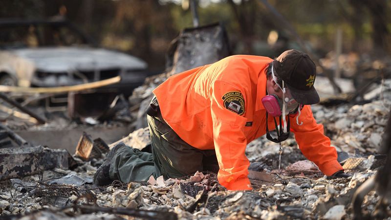California lucha contra el devastador incendio que deja ya más de 30 muertos