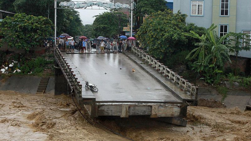 Las inundaciones y corrimientos de tierras causan al menos 54 muertos en Vietnam