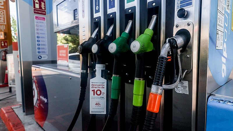 El precio del diésel frena su tendencia a la baja esta semana y la gasolina sigue cayendo