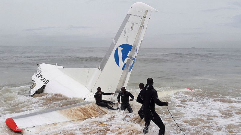 Al menos cuatro muertos al estrellarse un avión de carga en el mar en Costa de Marfil