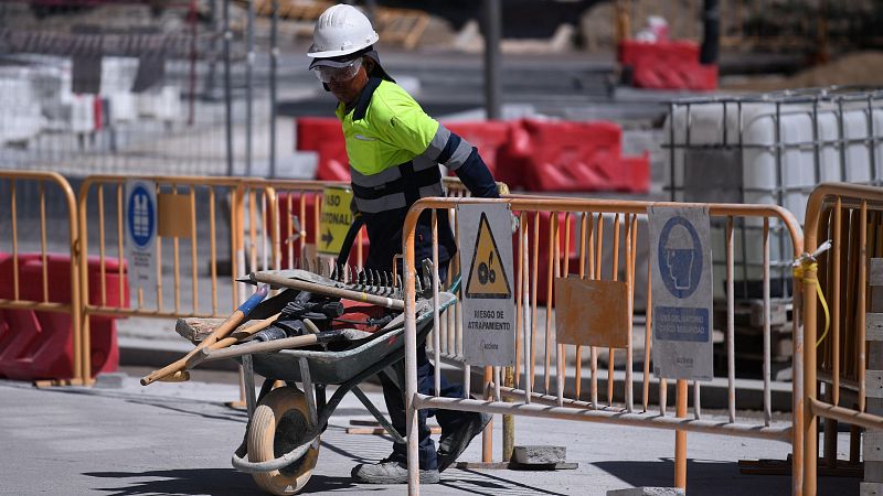 Trabajo plantea ampliar las bonificaciones a las pymes y los sindicatos piden reducir la jornada por la vía legal