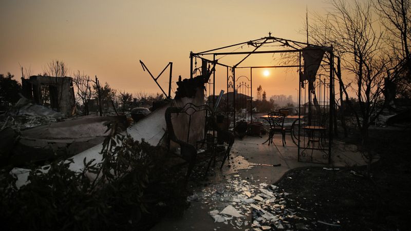 Al menos 32 muertos y 5.700 casas y negocios destruidos por los incendios en California