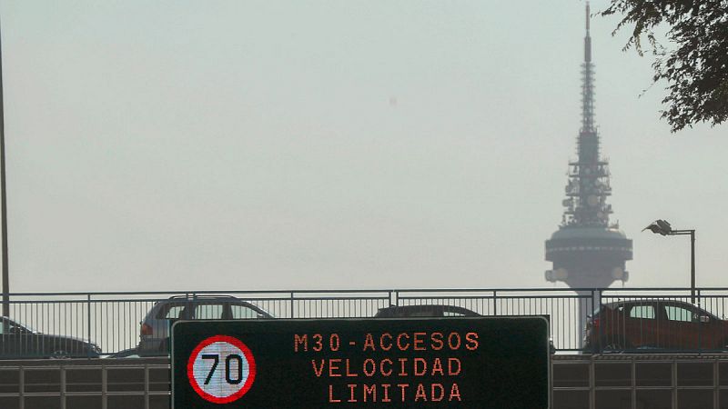 Madrid mantiene este domingo el límite de velocidad por la contaminación pero permite aparcar en el centro