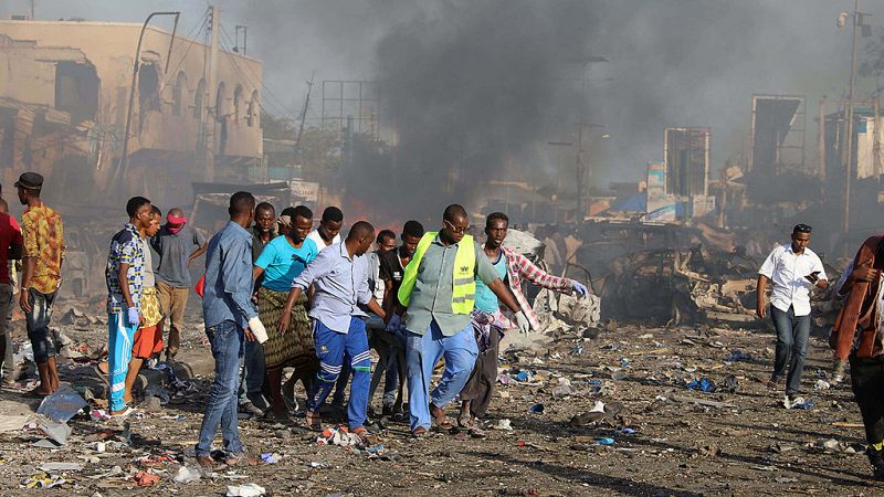 Mueren al menos 20 personas en un atentado con coche bomba en Mogadiscio