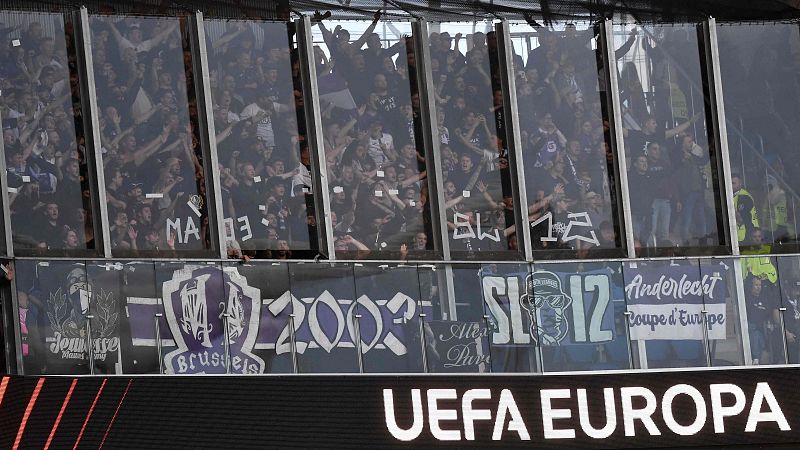 La UEFA sanciona al Atlético y al Anderlecht por incidentes de sus aficionados