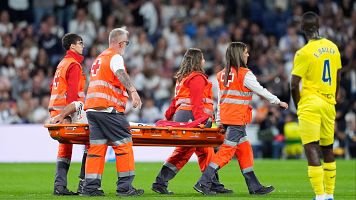 Dani Carvajal saliendo del terreno de juego en camilla tras su dura lesi�n