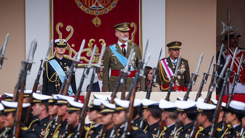 Los reyes presiden un desfile de la Fiesta Nacional marcado por la fuerte lluvia