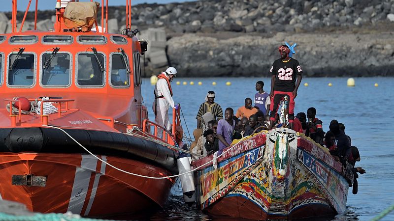 Llegan dos cayucos con casi 300 personas a la isla canaria de El Hierro