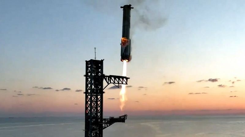 SpaceX prueba con xito su cohete Starship y consigue capturar su propulsor en la plataforma de lanzamiento