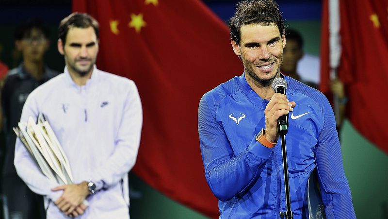 Federer reduce su desventaja con Nadal tras ganarle en Shanghái