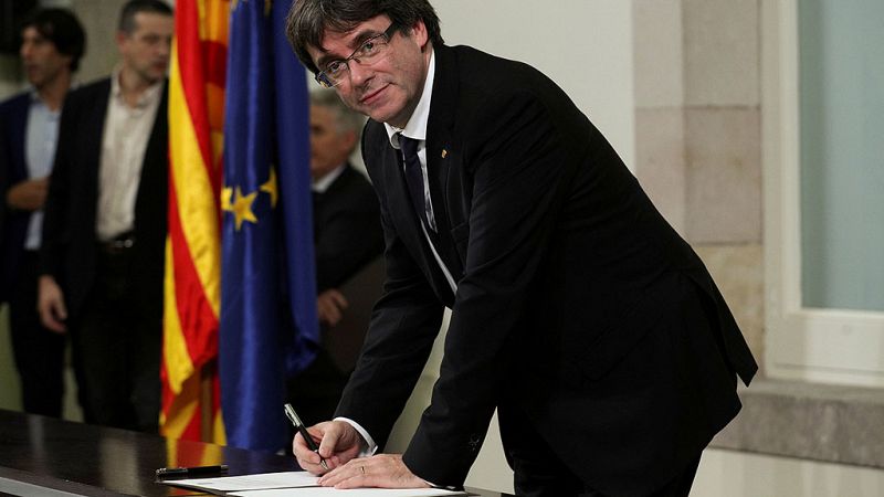 Puigdemont no contesta a Rajoy si declaró o no la independencia y ofrece dos meses para dialogar