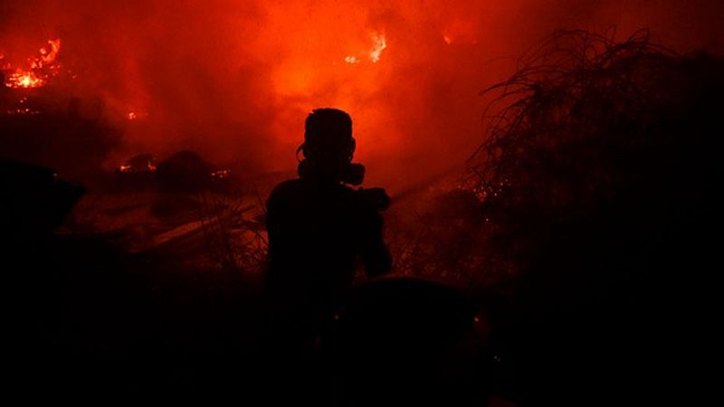 El fuego cerca una decena de poblaciones en Galicia, que lucha contra más medio centenar de incendios