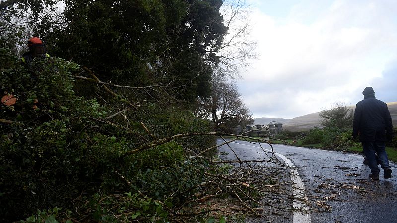 La tormenta Ofelia paraliza Irlanda y deja tres muertos