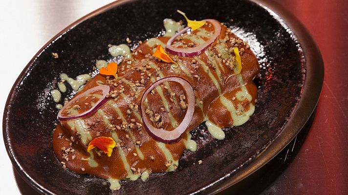 Receta de enchilada de pollo con mole de Mar�a Lo en MasterChef Celebrity 9