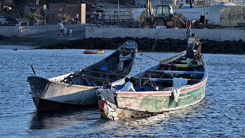 Salvamento Marítimo acompaña a dos cayucos con 164 migrantes en aguas próximas a El Hierro