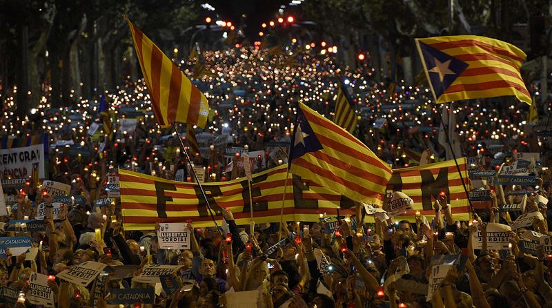 Miles de personas se concentran con velas en Barcelona para pedir la libertad de Cuixart y Sánchez