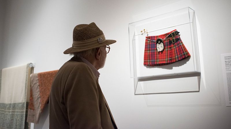 ¿Es moderna la moda?, se pregunta el MoMA