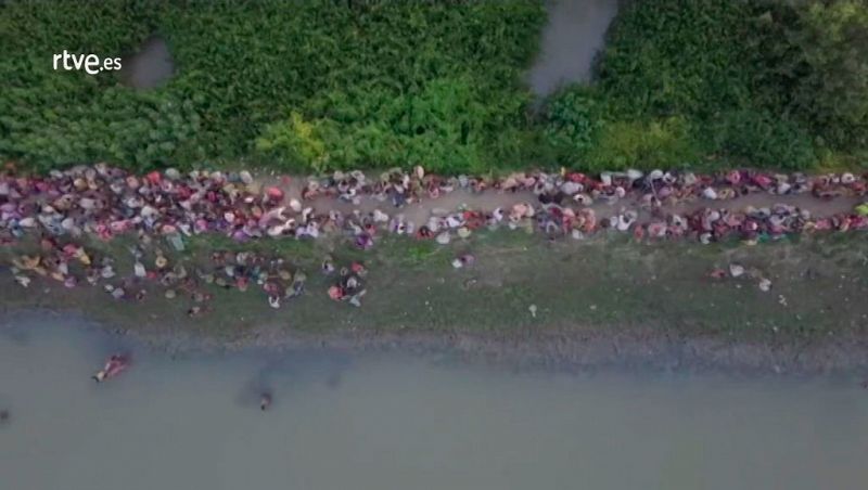 El éxodo de los rohinyás, a vista de dron: entre 10.000 y 15.000 huyen a Bangladesh en 48 horas