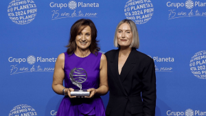 La guanyadora del Premi Planeta 2024, Paloma Snchez-Garnica, i la finalista del Premi Planeta 2024, Beatriz Serrano