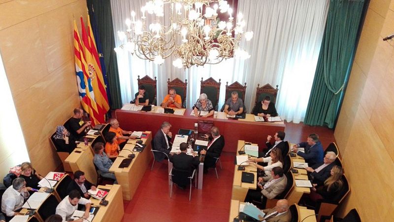 Un juez obliga al Ayuntamiento de Badalona a reponer el retrato del rey en su salón de plenos
