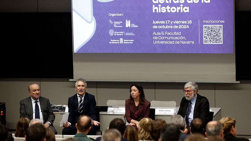 Un grupo de jóvenes lanza insultos homófobos a Marlaska a su salida de la Universidad de Navarra