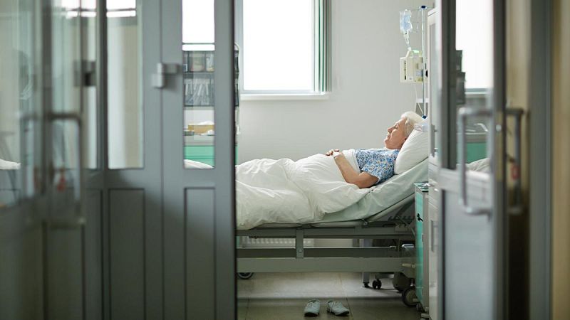 Gobierno y comunidades autónomas pactan recuperar un tercio de lo recortado en dependencia