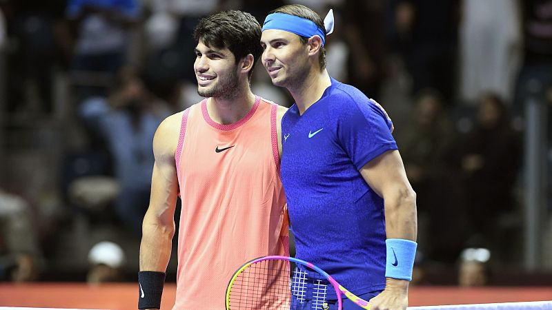 Carlos Alcaraz y Rafa Nadal posan antes de disputar su partido en el torneo de exhibicin Six Kings Slam