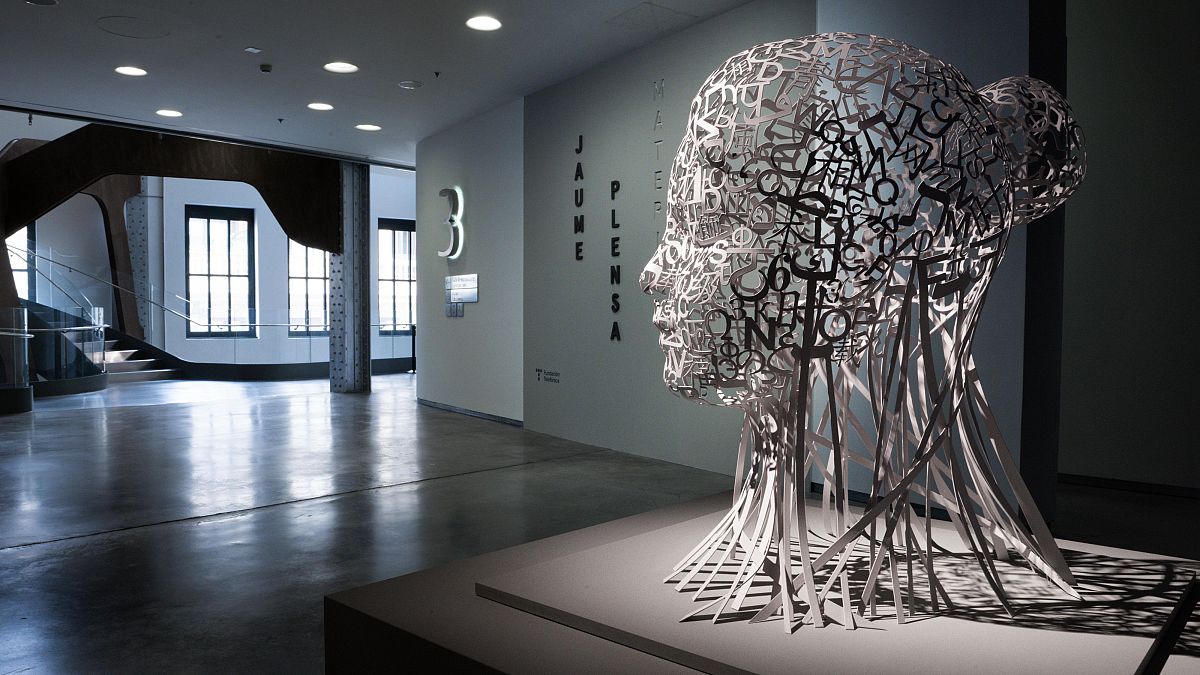 Jaume Plensa y sus etreas esculturas en una exposicin en Telefnica