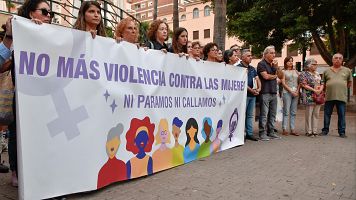 Concentracin en Almera contra el asesinato de una mujer en Roquetas de Mar