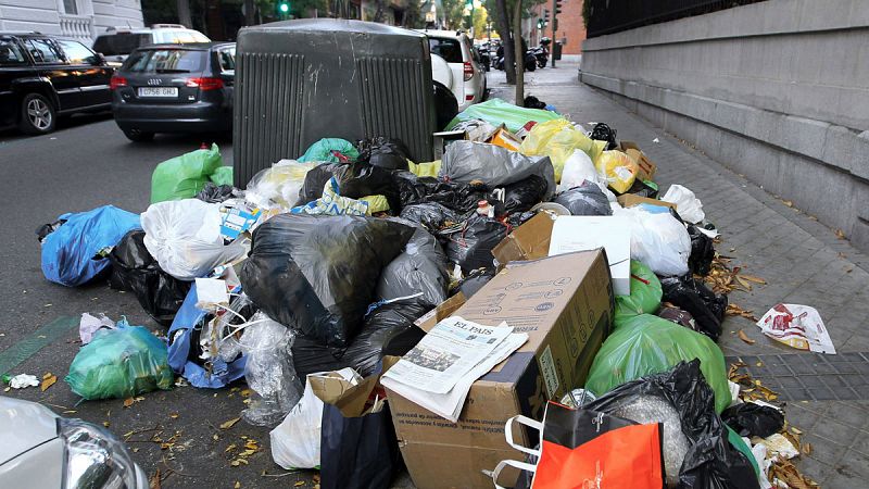 Los sindicatos convocan una huelga indefinida en la recogida de basuras de Madrid a partir del 6 de noviembre