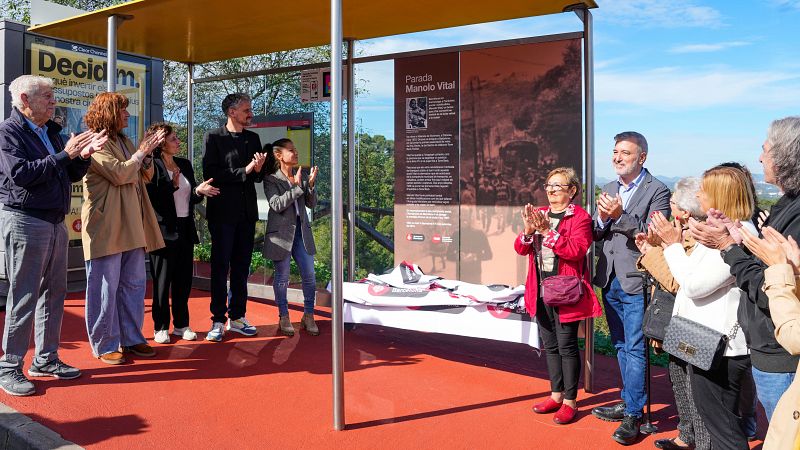 Barcelona bateja una parada d'autobús amb el nom de Manolo Vital