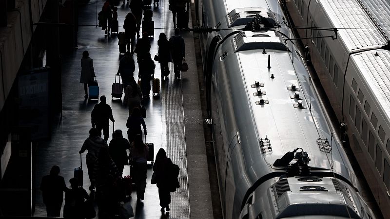 Renfe y Adif garantizan la normalidad este lunes en AVE y Cercanías tras el caos del fin de semana